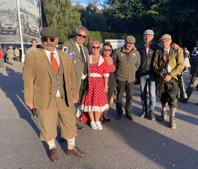 In zeitgemäßer Kleidung beim Goodwood Revival: das TR Register Austria.